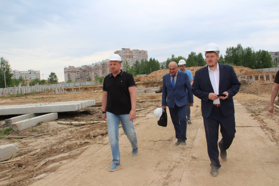 Строительство школы возьмут под контроль