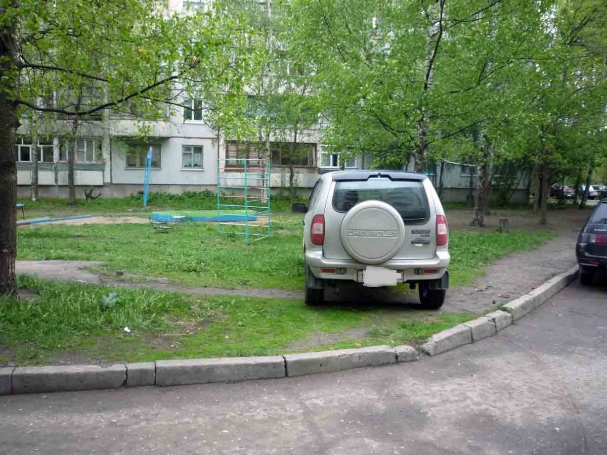 Штрафы за парковку на газонах