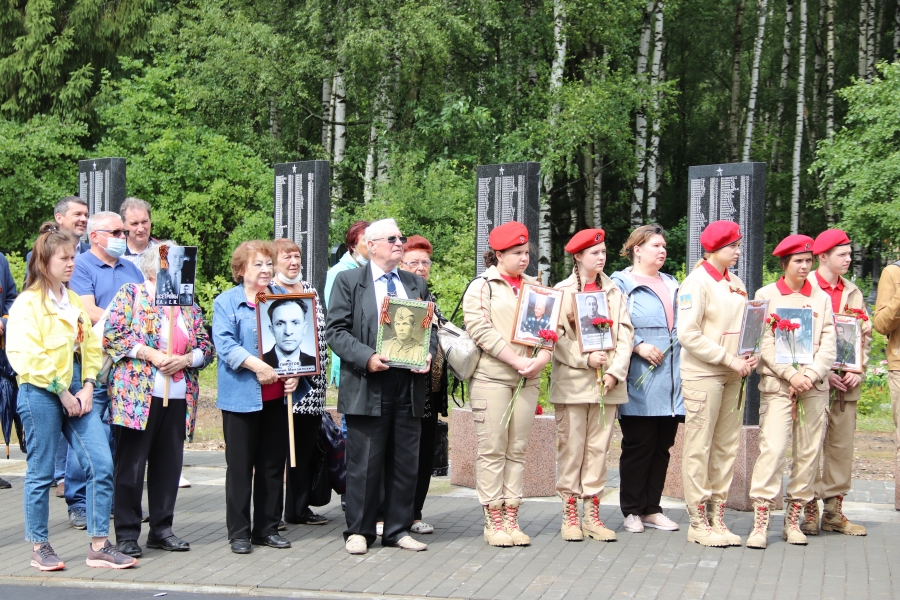 Бессмертный полк в граните